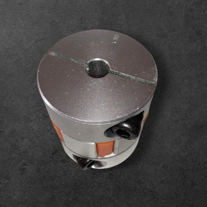 Parkljasta spojka D30L35 za pogonski sklop ID 6mm OD 8mm, parkjasta spojka, D30L35, pogonski sklop, ID 6mm, OD 8mm, CNC stroji, vibracijska odpornost, industrijska avtomatizacija, robotski mehanizmi, visoko odporna zlitina, elastična spojka, natančen prenos navora, dolga življenjska doba, zmanjšanje vibracij.