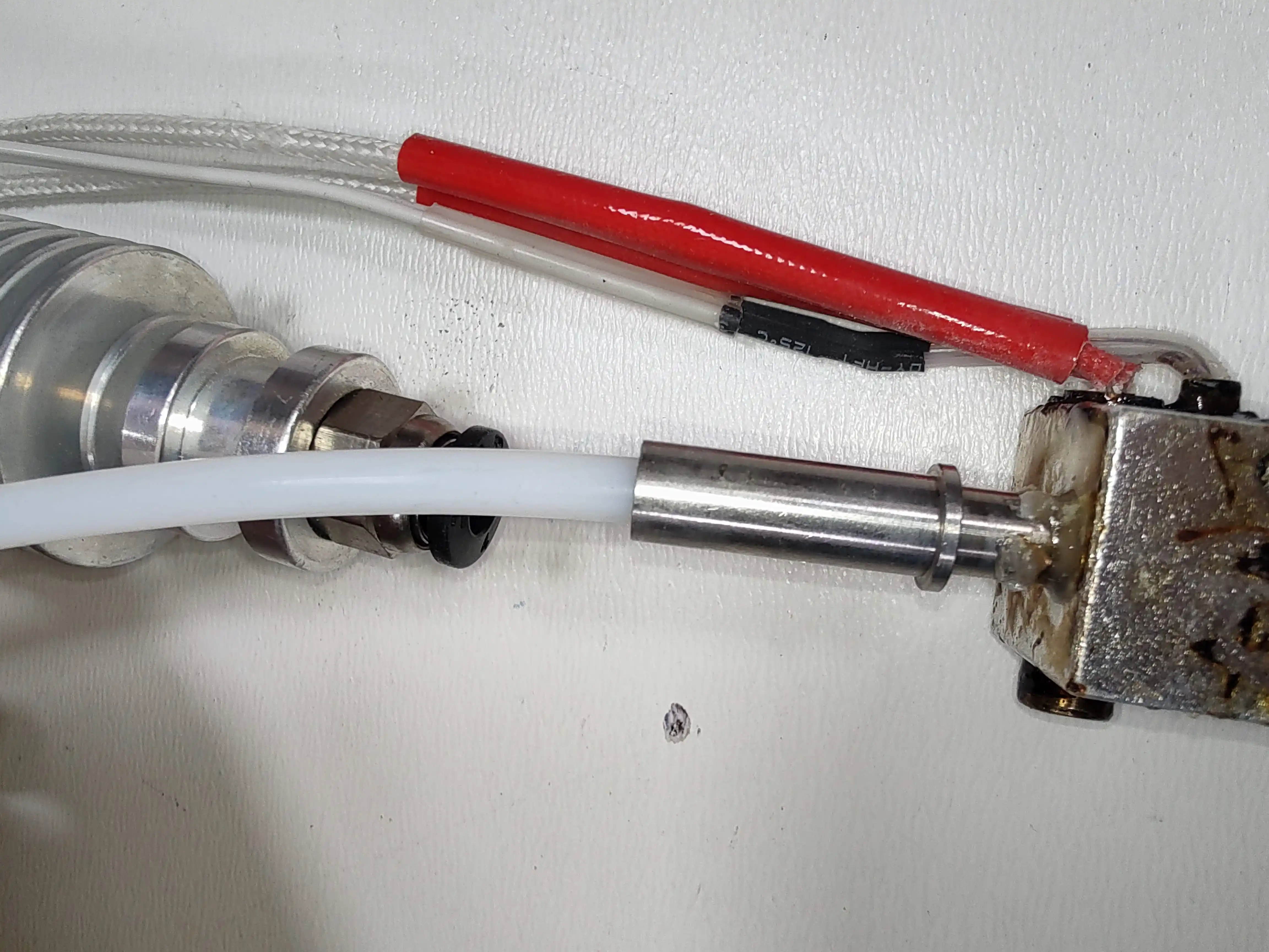 3D Tiskanje: Revolucija v Izdelavi in Prototipiranju, 3D tiskanje,PTFE cevke,Capricorn PTFE cevke,3D tiskalniki,dovajanje filamenta,3D tiskalnik uporabnost,prednosti 3D tiskanja,kvaliteta tiskanja,prototipiranje s 3D tiskanjem,prilagodljivost izdelkov,hitra proizvodnja,industrijska avtomatizacija,