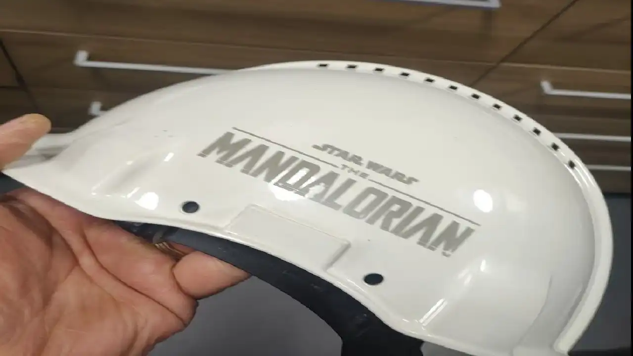 Ali lahko gravirate na zaščitne čelade ?, graviranje zaščitnih čelad,hladni laser,personalizacija zaščitne opreme,trajno graviranje,kakovostno graviranje,nizki stroški graviranja,varnostna oprema,gradbeništvo,rudarstvo,prilagoditev čelad,odporne gravure,vrhunska kvaliteta graviranja