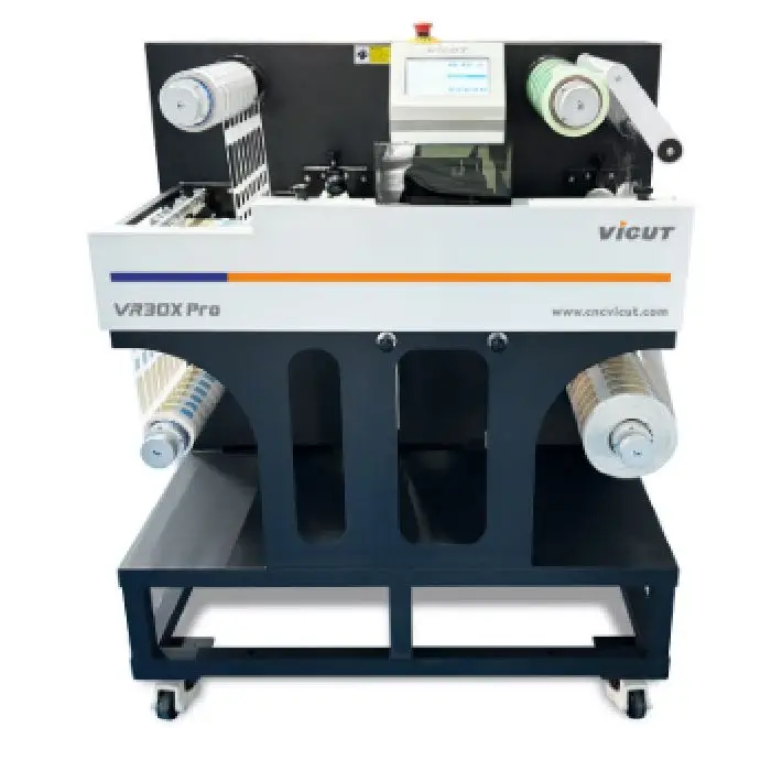 Avtomatski digitalni izrezovalni stroj za etikete VICUT VR30X Pro, VICUT VR30X Pro, digitalni izrez etiket, rezalnik etiket v roli, avtomatski izrez etiket, laminiranje etiket, razrez etiket, navijanje etiket, etikete Ljubljana, ugoden rezalnik, etikete na zahtevo