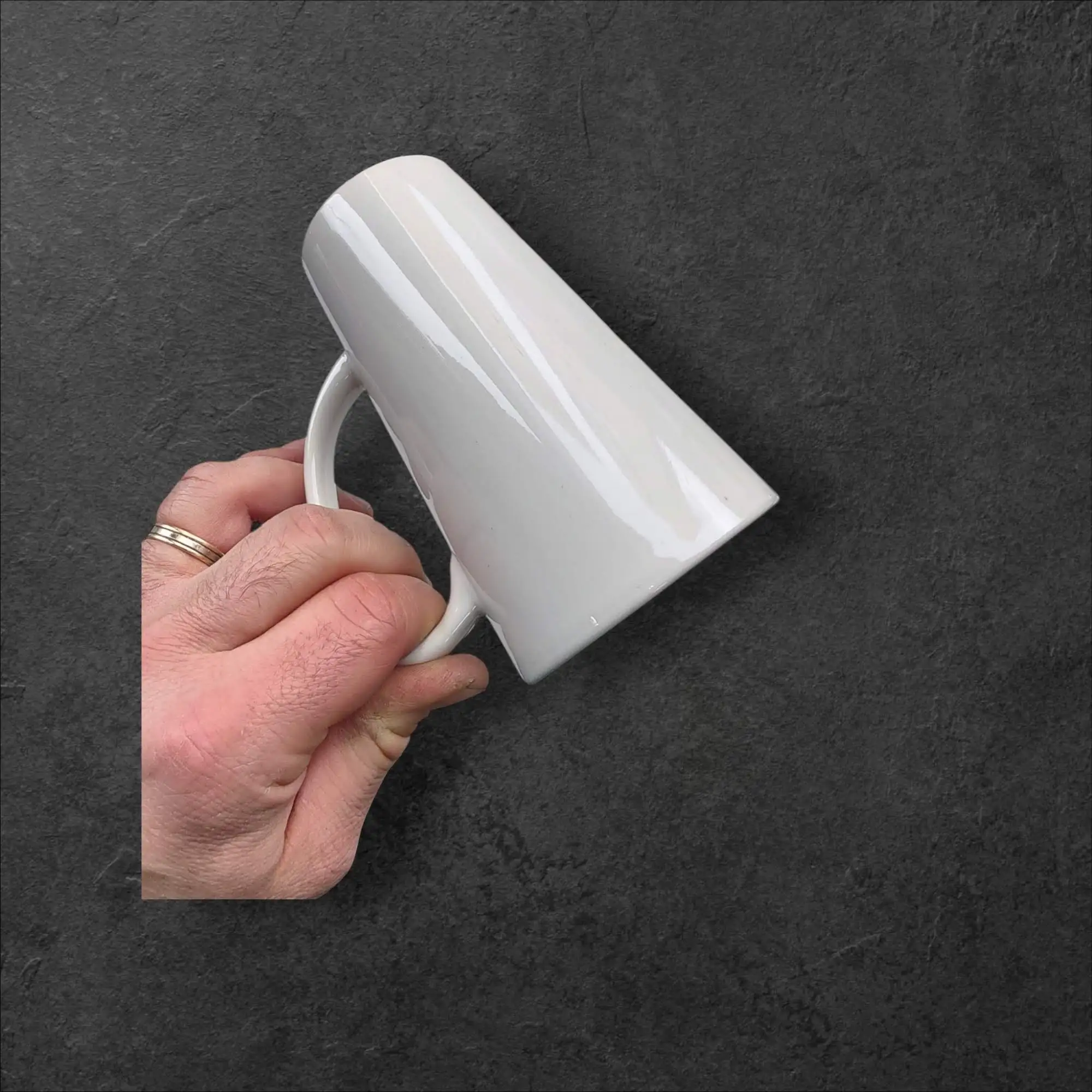 Bela konična skodelica 500mL (17 OZ), white cone mug,bela konična skodelica,konična skodelica,bela konična skodelica, keramična skodelica 500mL, ceneje, ugodno, prihranek, lokalno, ljubljana, tisk na skodelice, promocijska darila, sublimacija