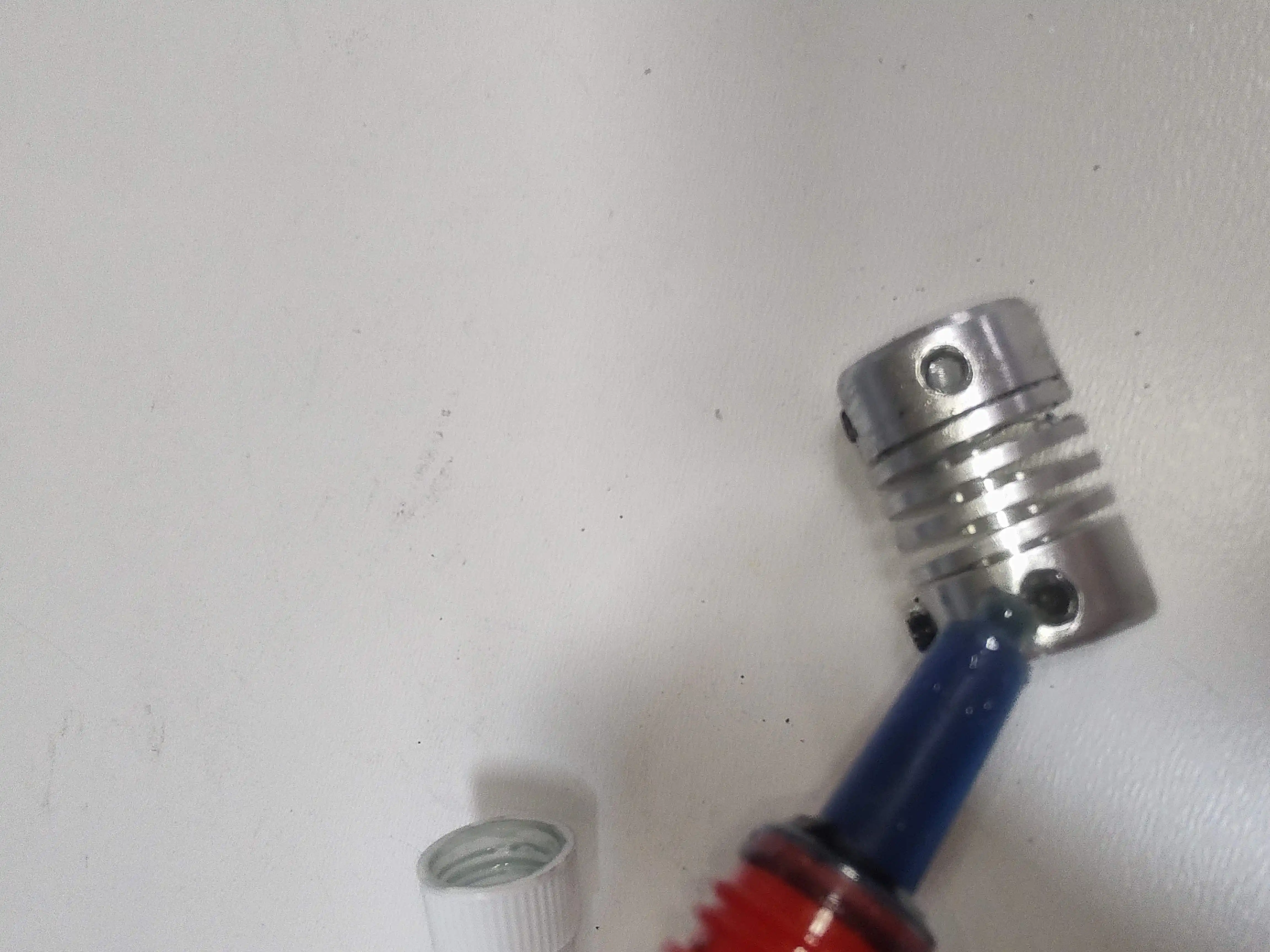 Detai 242: Skrivnost Zanesljivega Delovanja Strojev, Detai 242, thread locker glue, Loctite 222, anaerobno lepilo, navoji, strojegradnja, industrijska avtomatizacija, robotika, embalaža, zanesljivost, konkurenčna cena, ergonomično, vzdrževanje, aplikacija, kakovost, podjetje Svet črnil, Slovenija