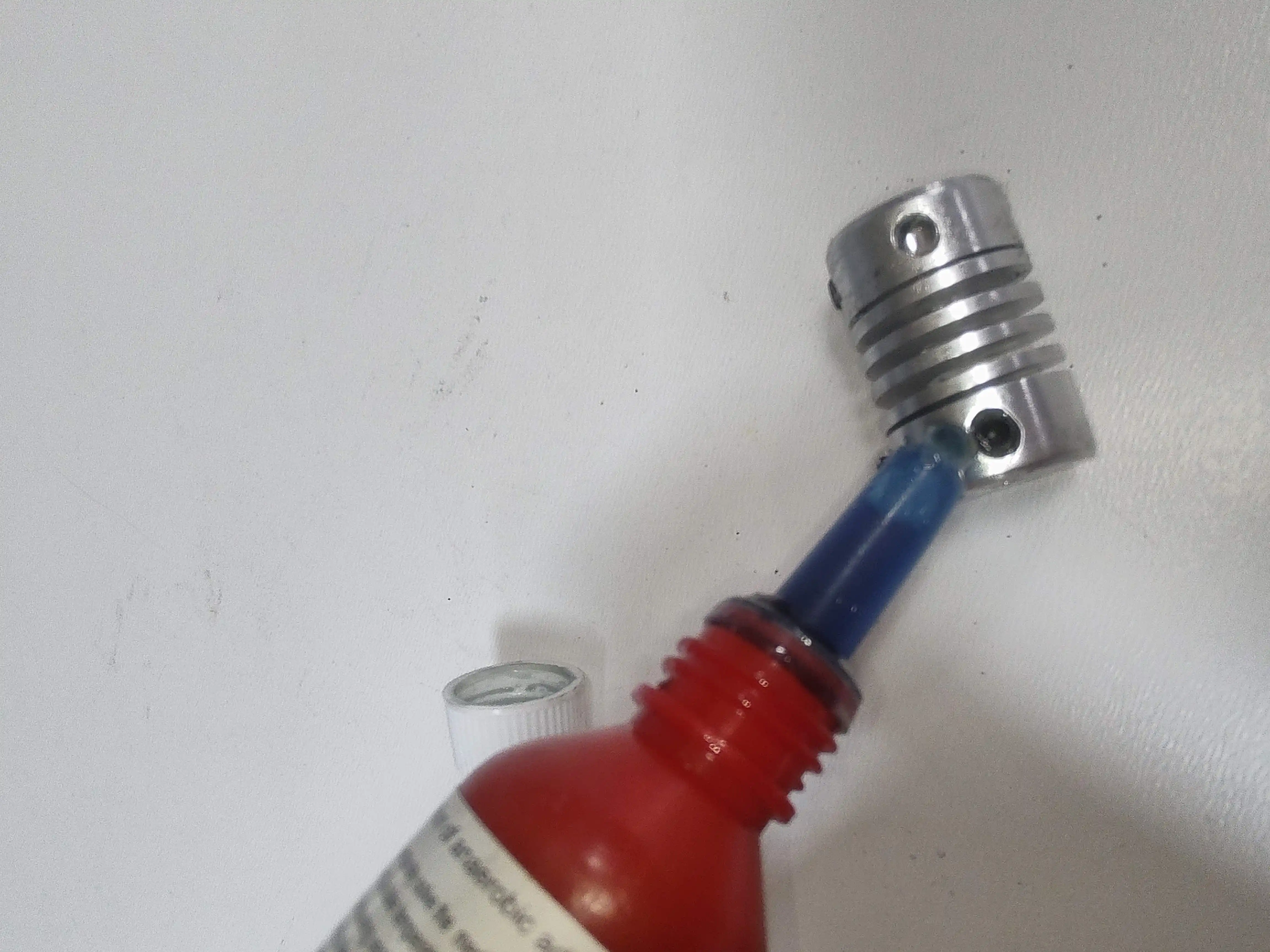 Detai 242: Skrivnost Zanesljivega Delovanja Strojev, Detai 242, thread locker glue, Loctite 222, anaerobno lepilo, navoji, strojegradnja, industrijska avtomatizacija, robotika, embalaža, zanesljivost, konkurenčna cena, ergonomično, vzdrževanje, aplikacija, kakovost, podjetje Svet črnil, Slovenija