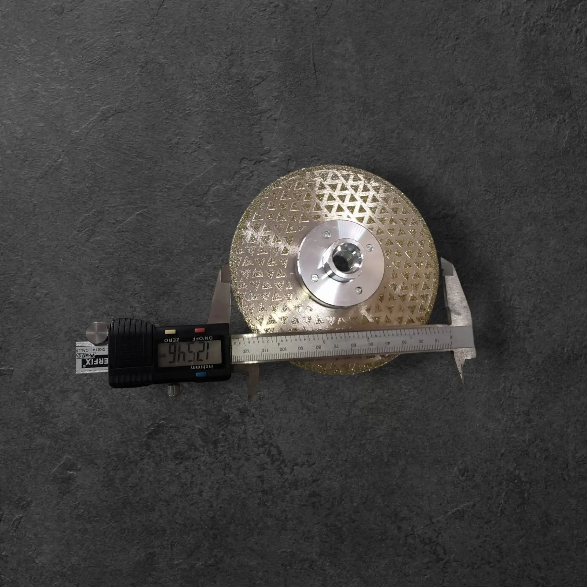 Diamantna brusilna plošča 125mm grit 40 za keramiko, diamantna brusilna plošča, 125mm, grit 40, M14 navoj, kotna brusilka, brušenje keramike, natančno brušenje, profesionalna oprema, dolga življenjska doba, mokro in suho brušenje, visoka učinkovitost, steklo, kamen, polprevodniki, elektroprevleka, gladka