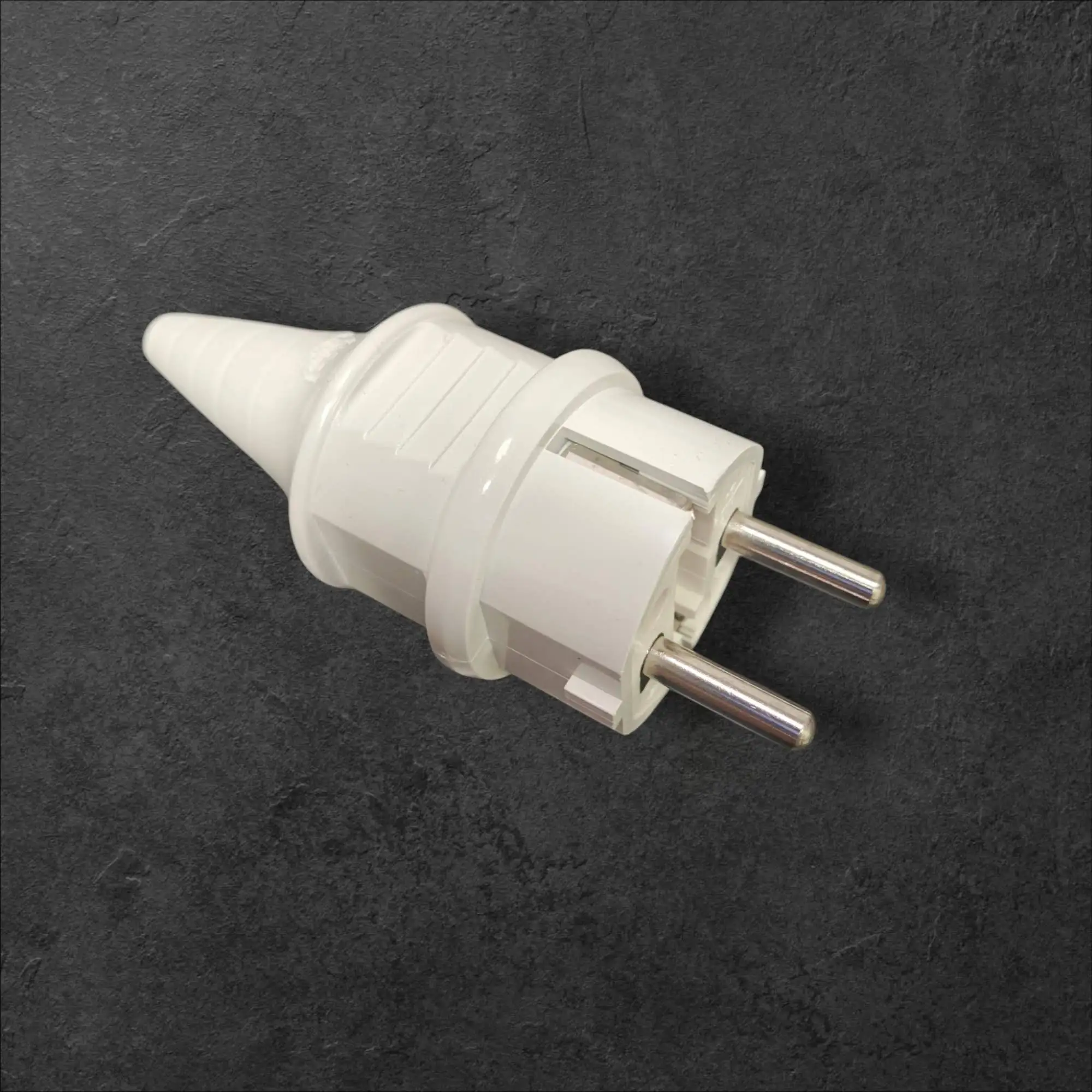 Industrijski gumirani Schuko vtikač 230 V več barv, industrijski Schuko vtikač, gumirani vtikač, Schuko 230 V, vtikač z uvodnico, CE vtikač, robusten vtikač, Schuko Ljubljana, bel vtikač, črn vtikač, ugoden Schuko vtikač