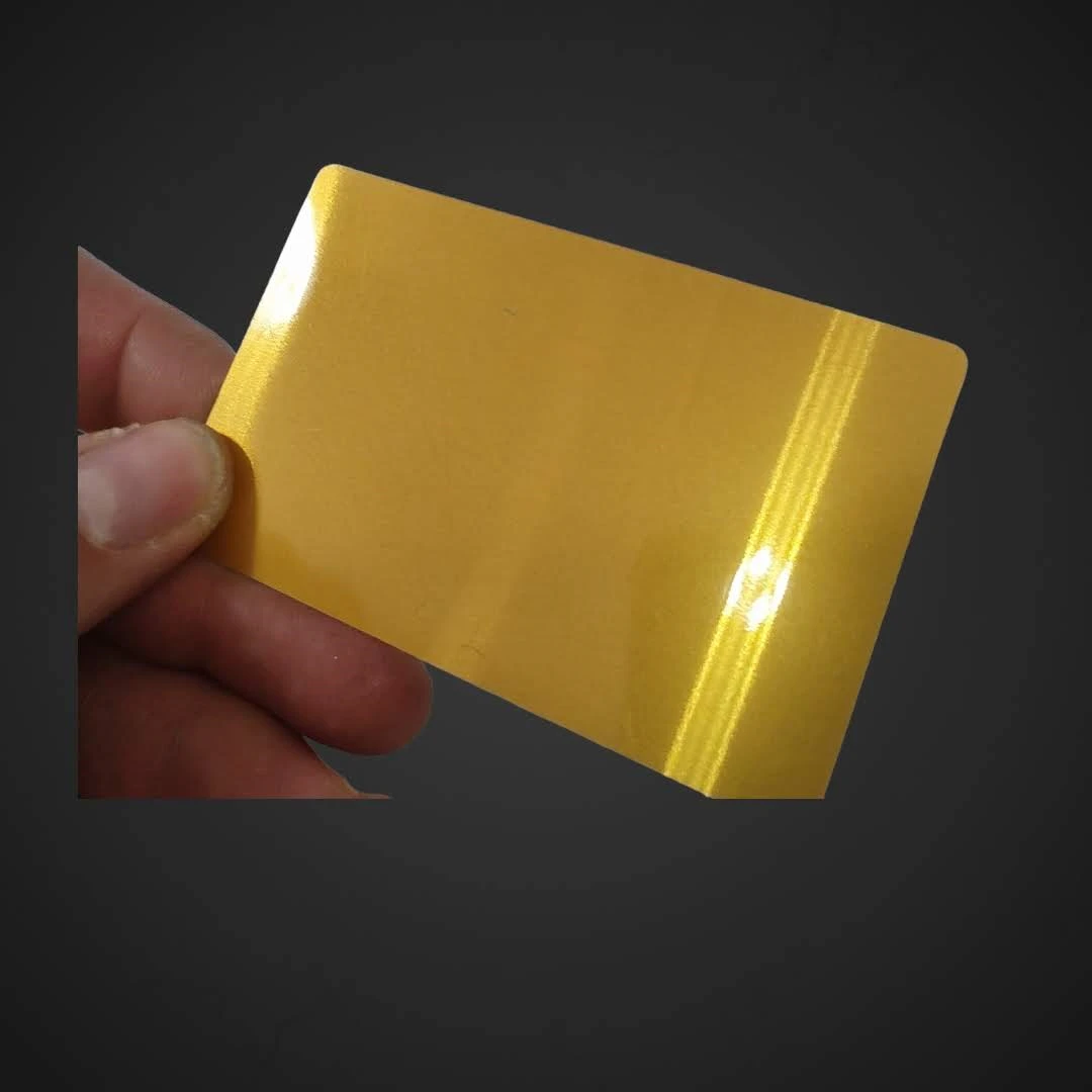 Kovinske vizitke ki ujamejo poglede več barv z graviranjem, kovinske vizitke, graviranje, trajnostne vizitke, personalizirane vizitke, vizitke Ljubljana, ugodne vizitke, ekološke vizitke, barvne vizitke, aluminijaste vizitke, vizitke po meri