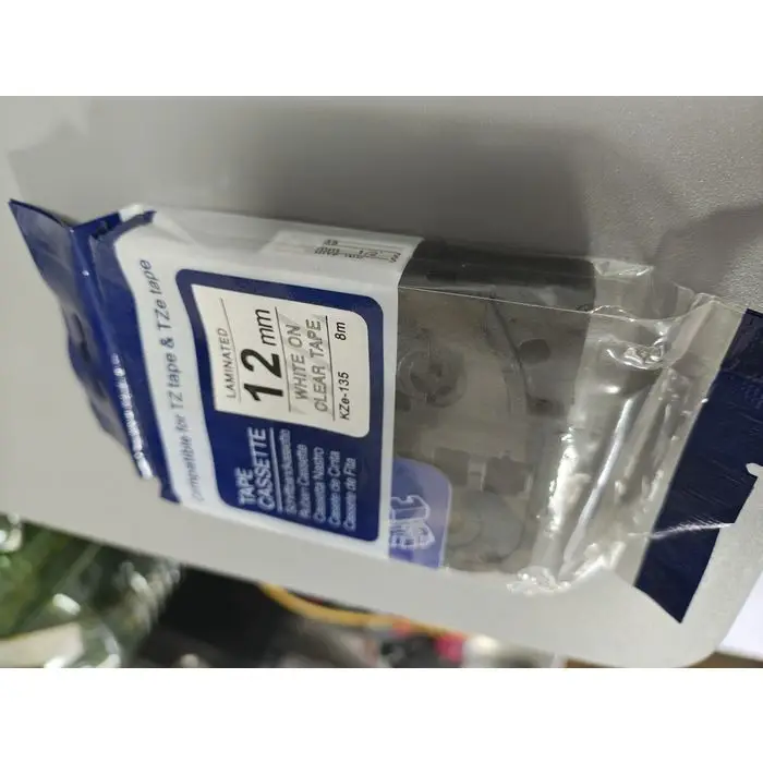 Laminirana traka KZe-135, 12 mm × 8 m - bijelo ispis na prozirnoj pozadini (TZ/TZe), KZe-135, laminiran trak, 12 mm, 8 m, bel tisk na prozorni podlagi, WHITE ON CLEAR TAPE, TZ, TZe, trak za označevanje, ugodno, ceneje, prihranek, lokalno, Ljubljana