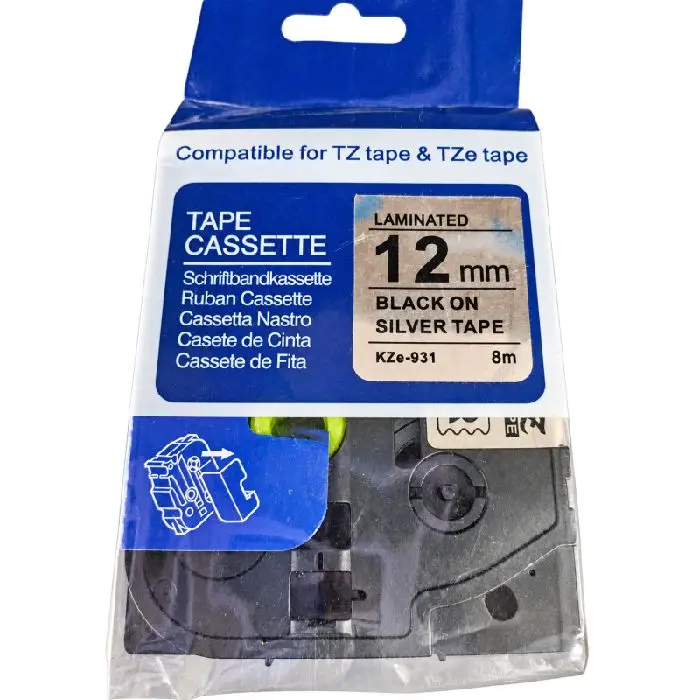 Laminirana traka za naljepnice KZe-931, 12 mm × 8 m crna na srebrnoj površini, KZe-931, laminiran trak, trak za nalepke, kaseta s trakom, 12 mm, 8 m, črn tisk na srebrni podlagi, TZ, TZe