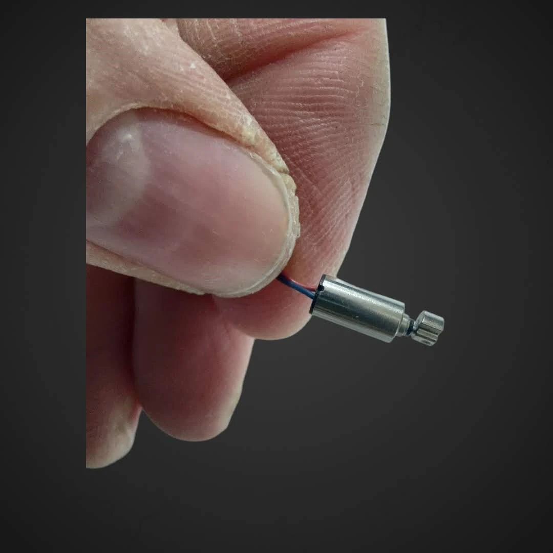 Mali ovalni mikro vibracijski motor 10000 RPM 3V DC, ultra,rpm,vibracije,vibrator,shake,arduino,diy,elektronika,motor,pakiranje,sortiranje,kapsule,zdravila,naredisam,razvoj,hobby,učenje,raziskovanje