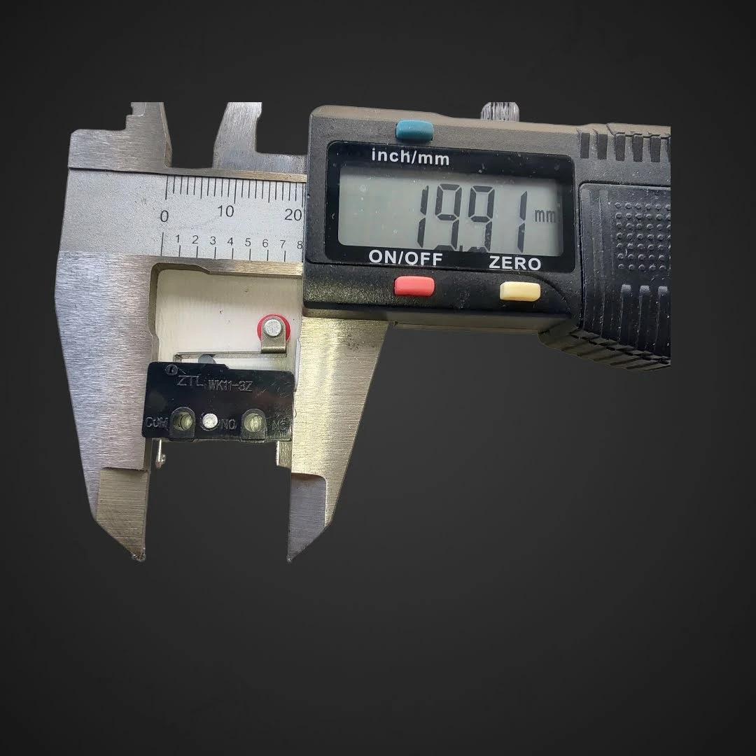 Mikro stikalo s kolescem 250VAC 5A, mikrostikala, industrijska avtomatizacija, robotika, tehnične specifikacije, visoka kakovost, zanesljivo delovanje, Svet črnil, Ljubljana, potrošni materiali, produktivnost