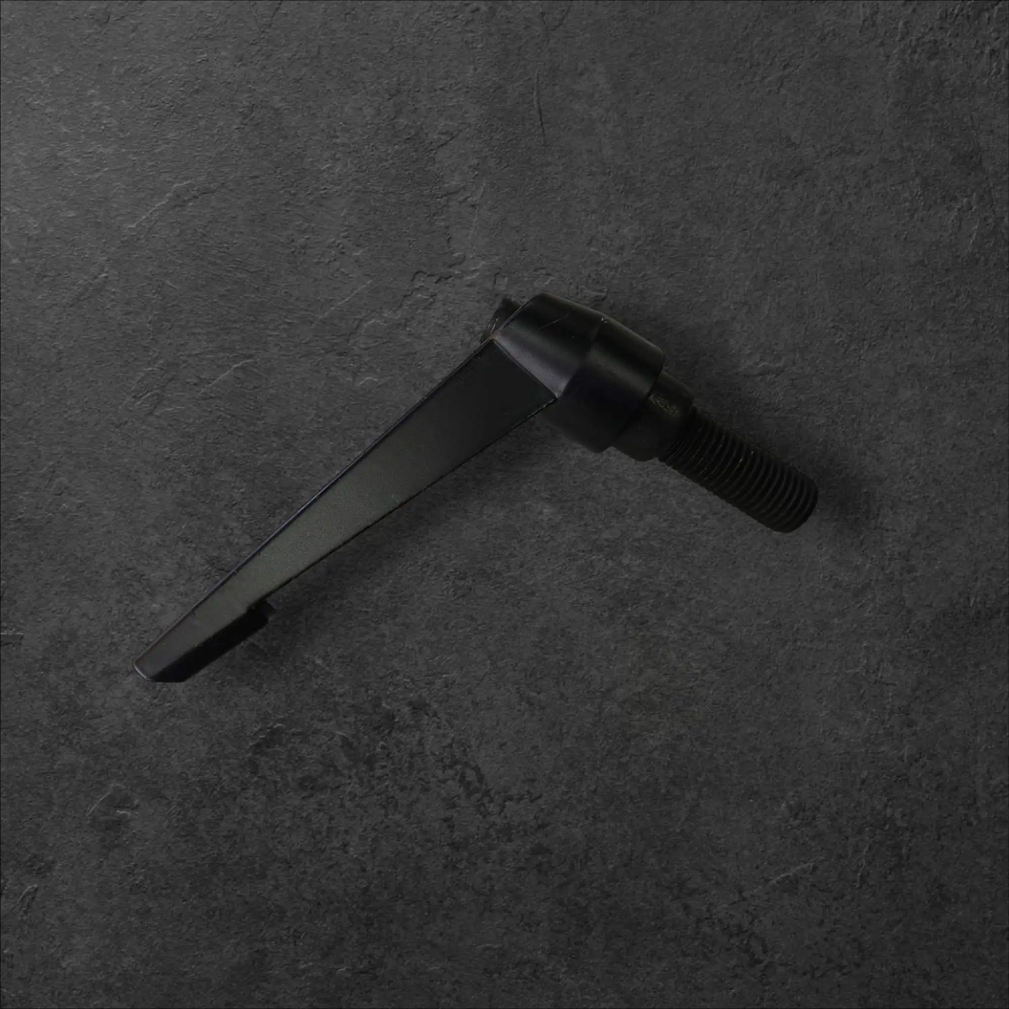 Nastavljiva zatezna ročica M16 x 110mm x 40mm črna, nastavljiva zatezna ročica M16, indeksirna ročica M16, zatezna ročica 110mm, navoj M16 40mm, črna L ročica, strojegradnja ljubljana, servisiranje strojev ugodno, lokalno prihranek