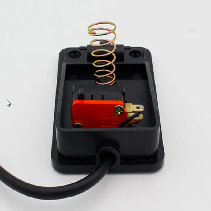 Nožno stikalo 10cm 10A plastično črno, FS1,nožno stikalo, 10cm, 10A, plastika, ceneje, ugodno, prihranek, lokalno, Ljubljana, stikalo za delavnico, industrijsko stikalo, robustno stikalo, zanesljivo stikalo