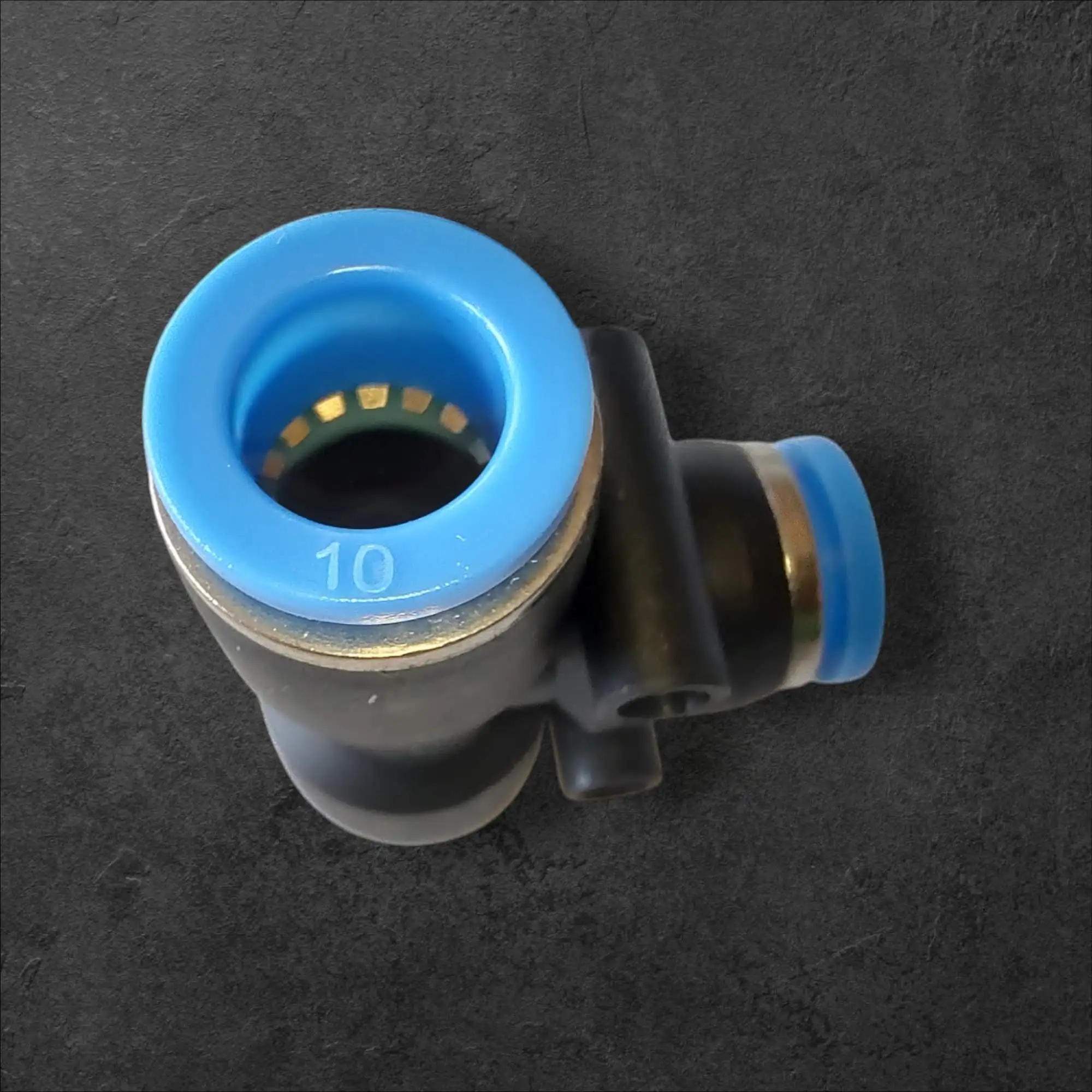 Pneumatski T kos POM plastika 4-4-4mm, pnevmatski T kos, POM plastika, 4mm cevi, industrijska avtomatizacija, strojegradnja, ceneje, ugodno, prihranek, lokalno, Ljubljana, HACCP, GMP, push fit pnevmatika, pnevmatske povezave
