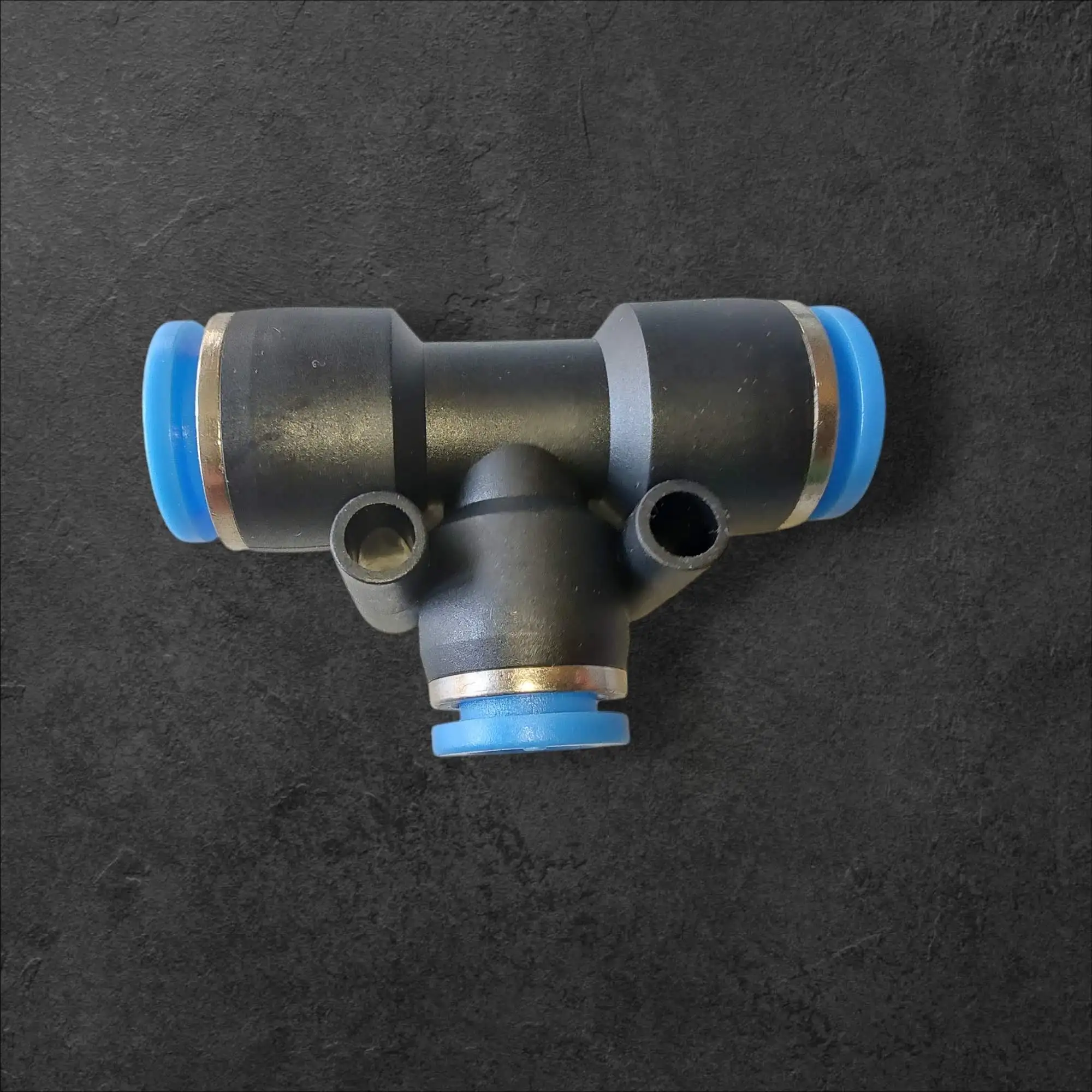 Pneumatski T kos POM plastika 4-4-4mm, pnevmatski T kos, POM plastika, 4mm cevi, industrijska avtomatizacija, strojegradnja, ceneje, ugodno, prihranek, lokalno, Ljubljana, HACCP, GMP, push fit pnevmatika, pnevmatske povezave