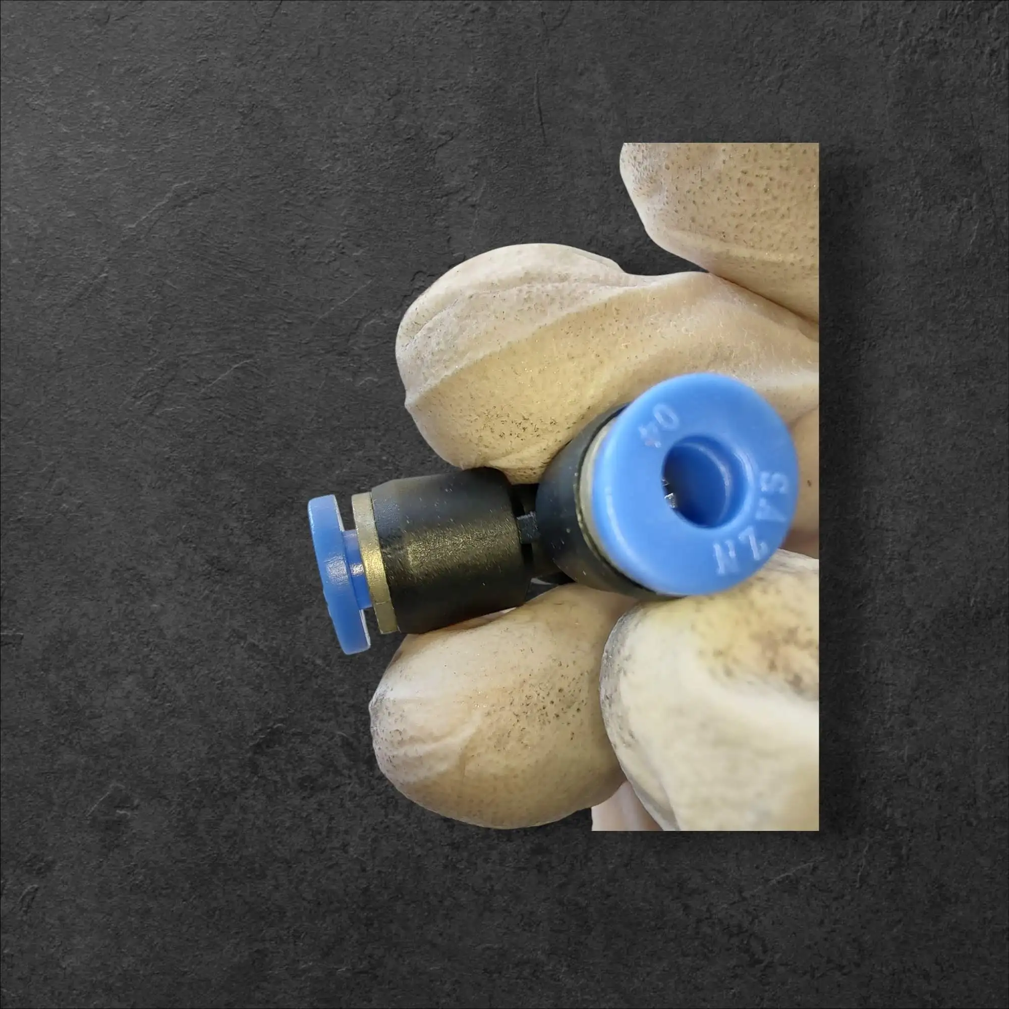 Pneumatski T kos POM plastika 4-4-4mm, pnevmatski T kos, POM plastika, 4mm cevi, industrijska avtomatizacija, strojegradnja, ceneje, ugodno, prihranek, lokalno, Ljubljana, HACCP, GMP, push fit pnevmatika, pnevmatske povezave
