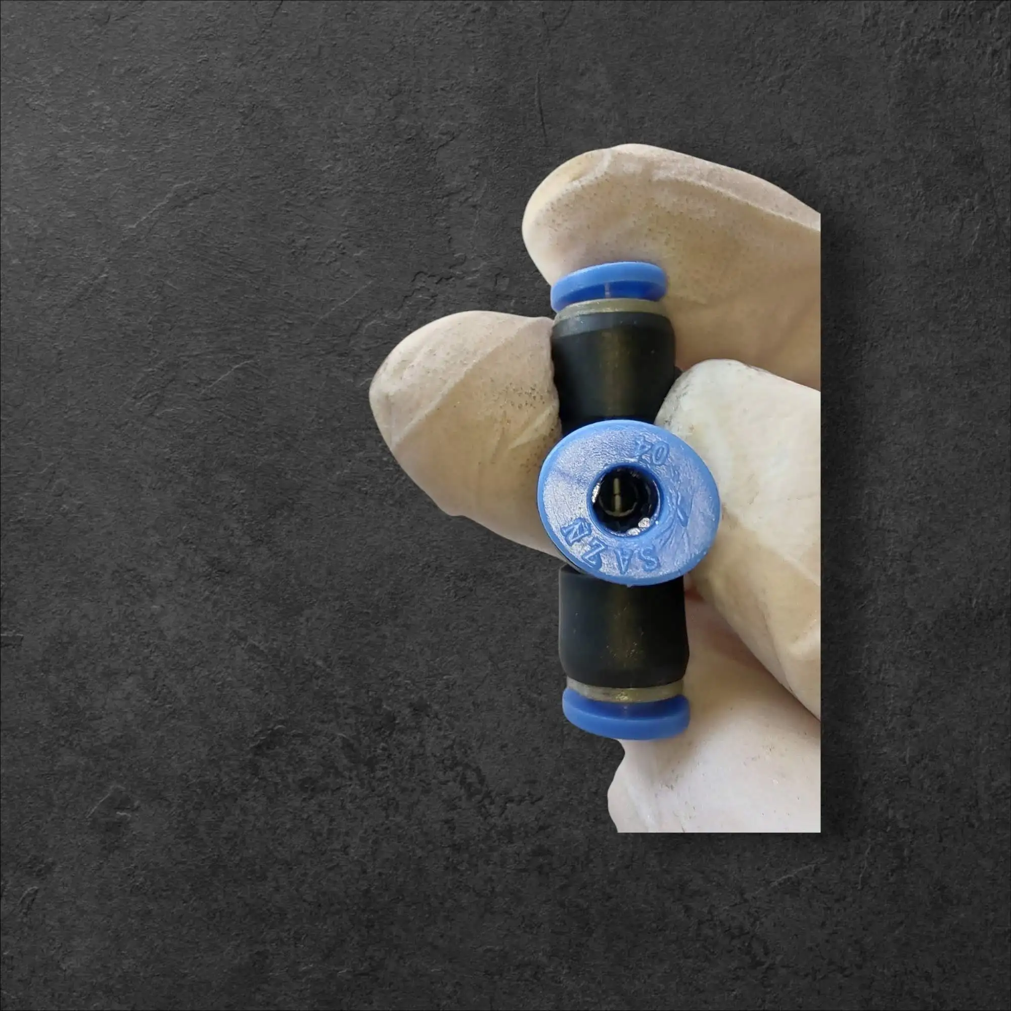 Pneumatski T kos POM plastika 4-4-4mm, pnevmatski T kos, POM plastika, 4mm cevi, industrijska avtomatizacija, strojegradnja, ceneje, ugodno, prihranek, lokalno, Ljubljana, HACCP, GMP, push fit pnevmatika, pnevmatske povezave