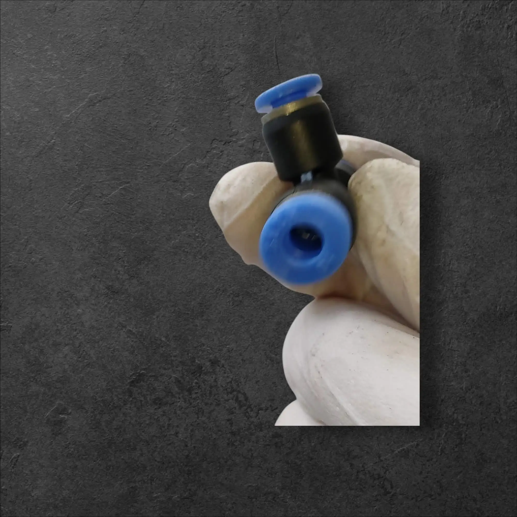 Pneumatski T kos POM plastika 4-4-4mm, pnevmatski T kos, POM plastika, 4mm cevi, industrijska avtomatizacija, strojegradnja, ceneje, ugodno, prihranek, lokalno, Ljubljana, HACCP, GMP, push fit pnevmatika, pnevmatske povezave