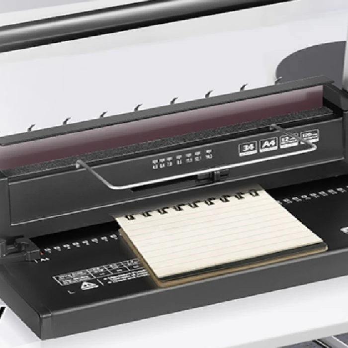 Stroj za vezavo z žično spiralo 34 lukenj do 120 listov, Ročna vezalna naprava, Spiralna vezava, 21 in 34 luknje, Kovinska konstrukcija, Trpežnost, Vezava dokumentov, Zlitinska rezila, Prilagodljiv rob, Enostavna uporaba,vezava knjig,knjigovez,namizno založništvo,koledarji,spenjanje,vezanje