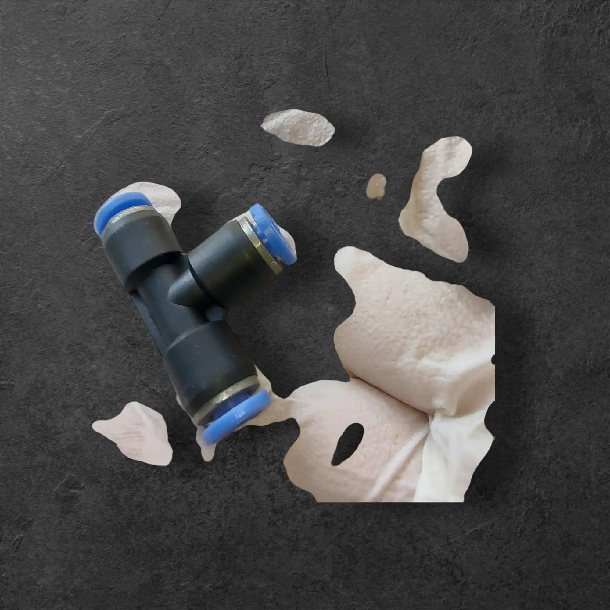 T kos pneumatski POM 4mm - 4mm - 4mm, T kos POM 4mm, pnevmatski T kos, ugoden priklop cevi, pnevmatika Ljubljana, POM za živilsko industrijo, prihranek pnevmatski sistem, ceneje pnevmatika, lokalno sestavljanje