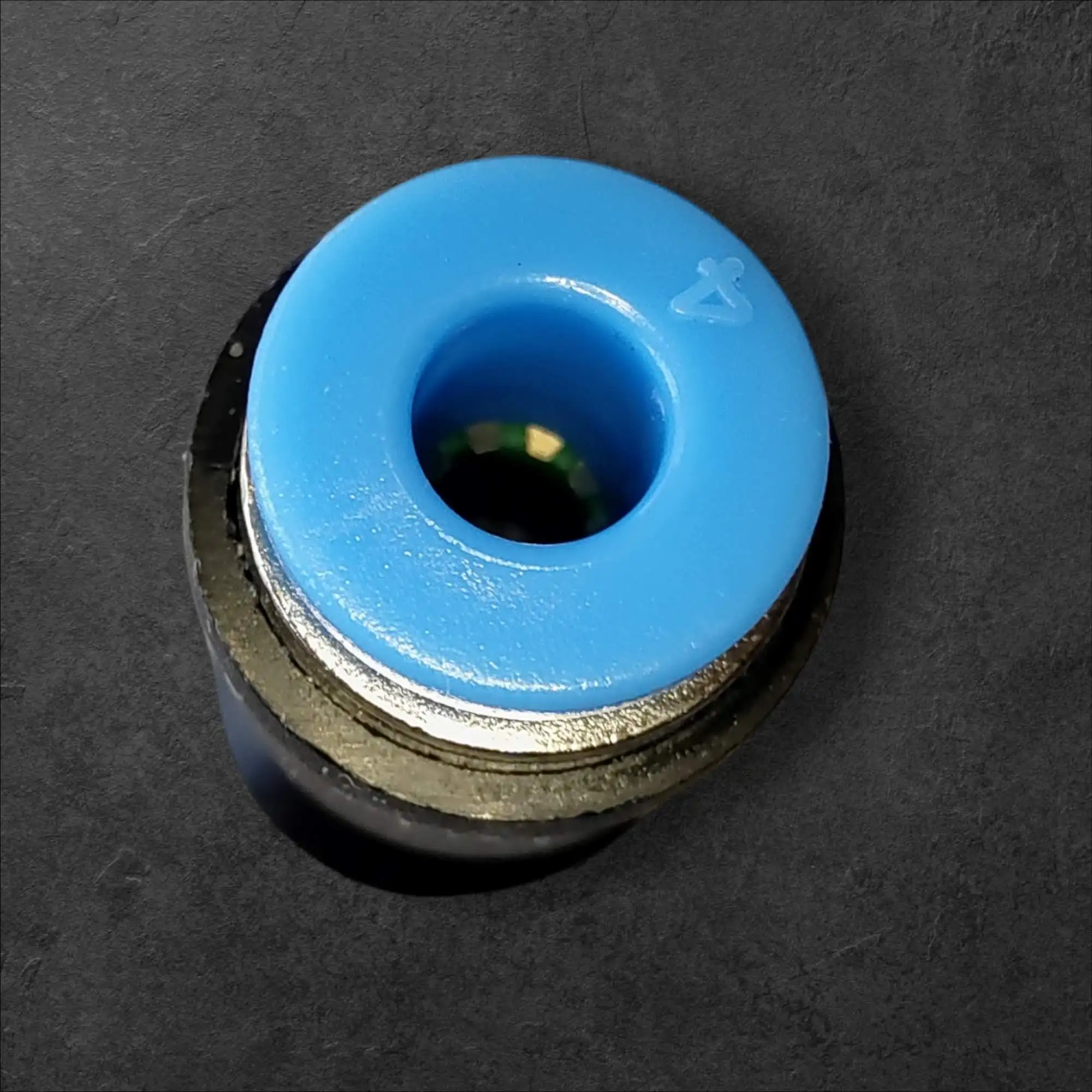 T kos pneumatski POM 4mm - 4mm - 4mm, T kos POM 4mm, pnevmatski T kos, ugoden priklop cevi, pnevmatika Ljubljana, POM za živilsko industrijo, prihranek pnevmatski sistem, ceneje pnevmatika, lokalno sestavljanje