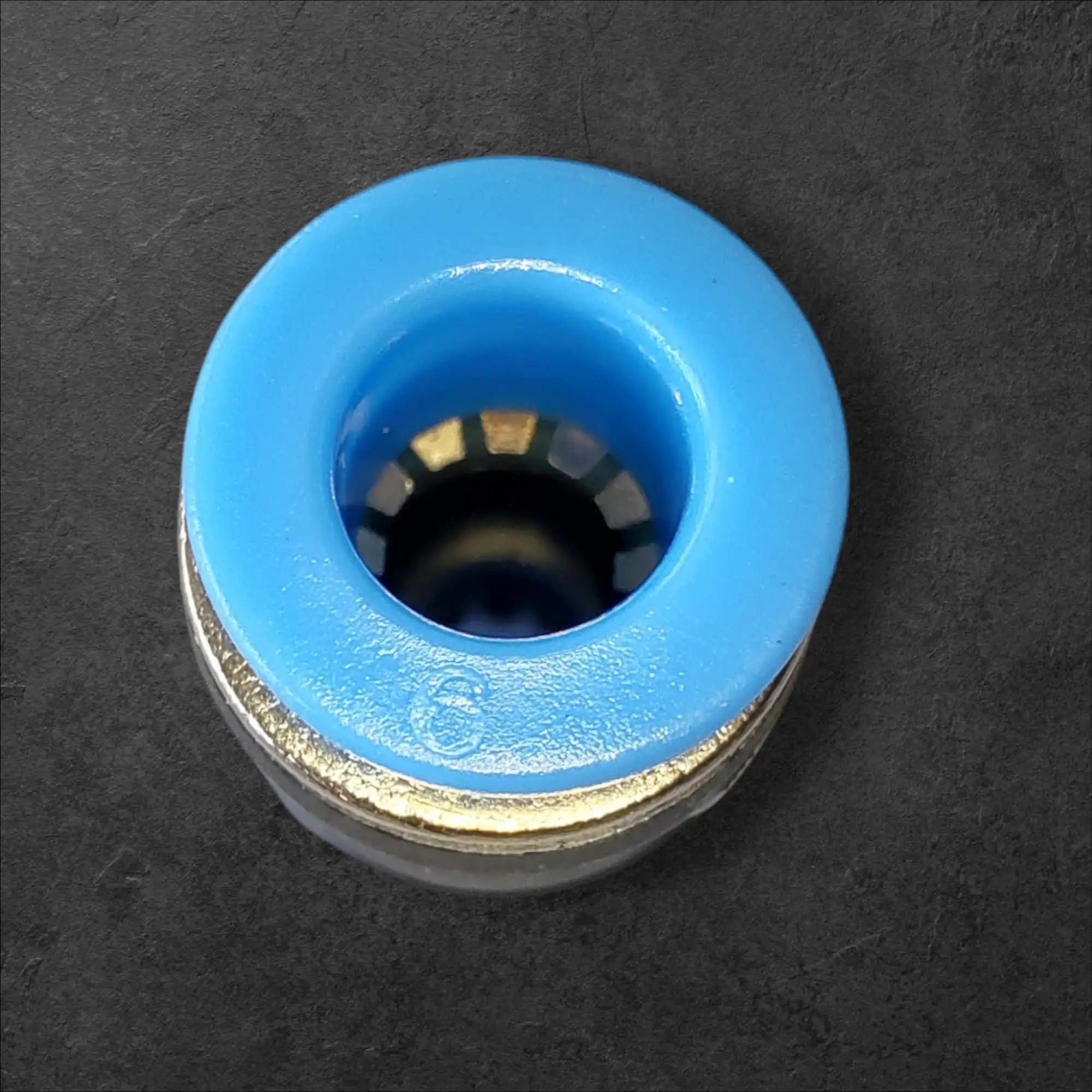 T kos pneumatski POM 4mm - 4mm - 4mm, T kos POM 4mm, pnevmatski T kos, ugoden priklop cevi, pnevmatika Ljubljana, POM za živilsko industrijo, prihranek pnevmatski sistem, ceneje pnevmatika, lokalno sestavljanje