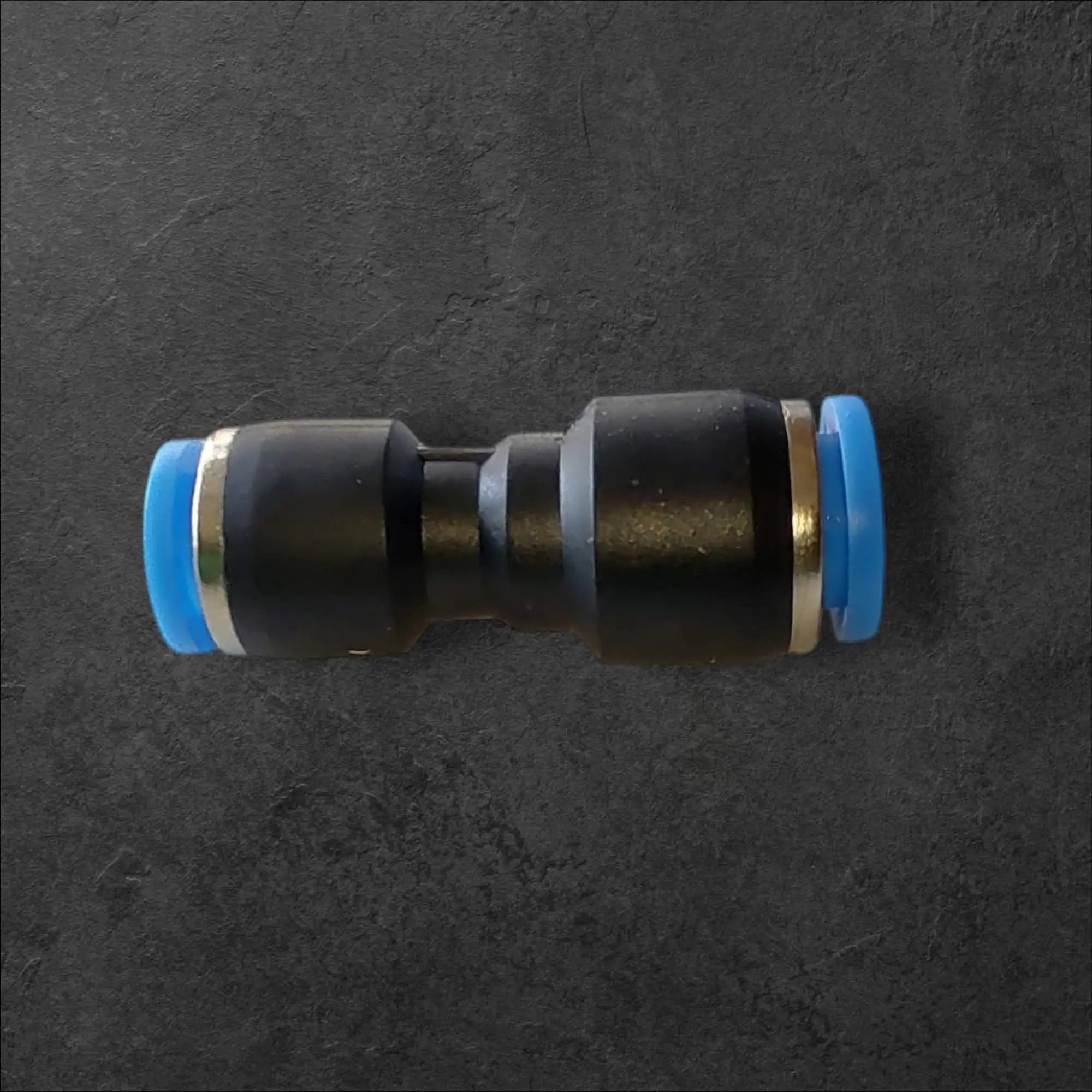 T kos pneumatski POM 4mm - 4mm - 4mm, T kos POM 4mm, pnevmatski T kos, ugoden priklop cevi, pnevmatika Ljubljana, POM za živilsko industrijo, prihranek pnevmatski sistem, ceneje pnevmatika, lokalno sestavljanje