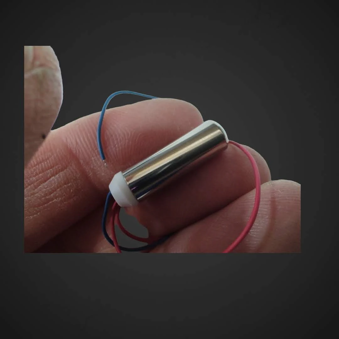 Večji mikro vibracijski motor 10000 RPM 3V DC premer 8mm, večji mikro vibracijski motor, 10000 RPM, 3V DC, premer 8mm, ovalen vibracijski modul, enkapsuliran motor, ceneje, ugodno, prihranek, lokalno, Ljubljana, industrijski motor, vibracijski motor za vgradnjo, nizka poraba, visoka hitrost vibracije, kompaktni 